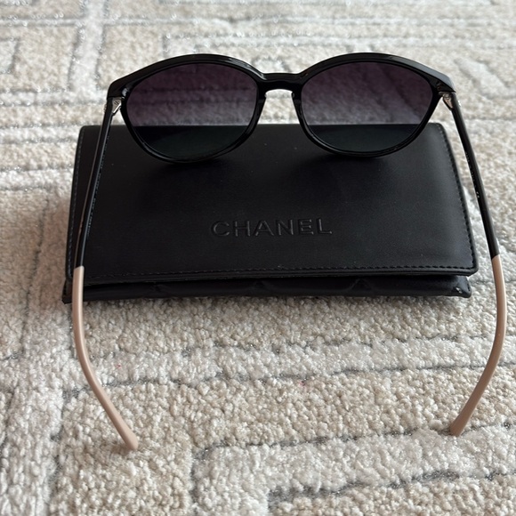 EUC Chanel 52MM Sunglasses comes in a case - Picture 3 of 7